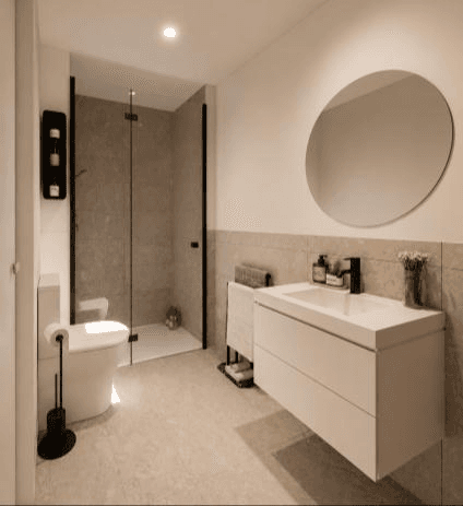Baño completo con ducha y acabados contemporáneos